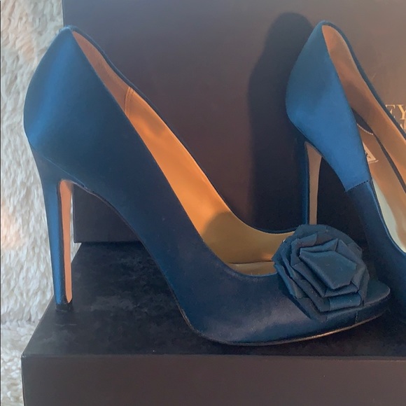 Badgley Mischka Frank Aqua Blue Satin heel rosette formal event US 9 - Picture 3 of 8